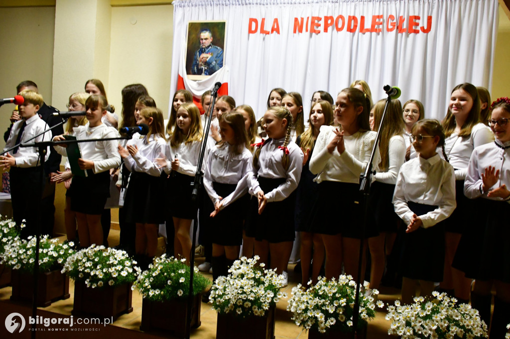 W Dąbrówce odbyło się wspólne śpiewanie pieśni patrioty