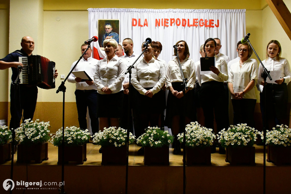W Dąbrówce odbyło się wspólne śpiewanie pieśni patrioty