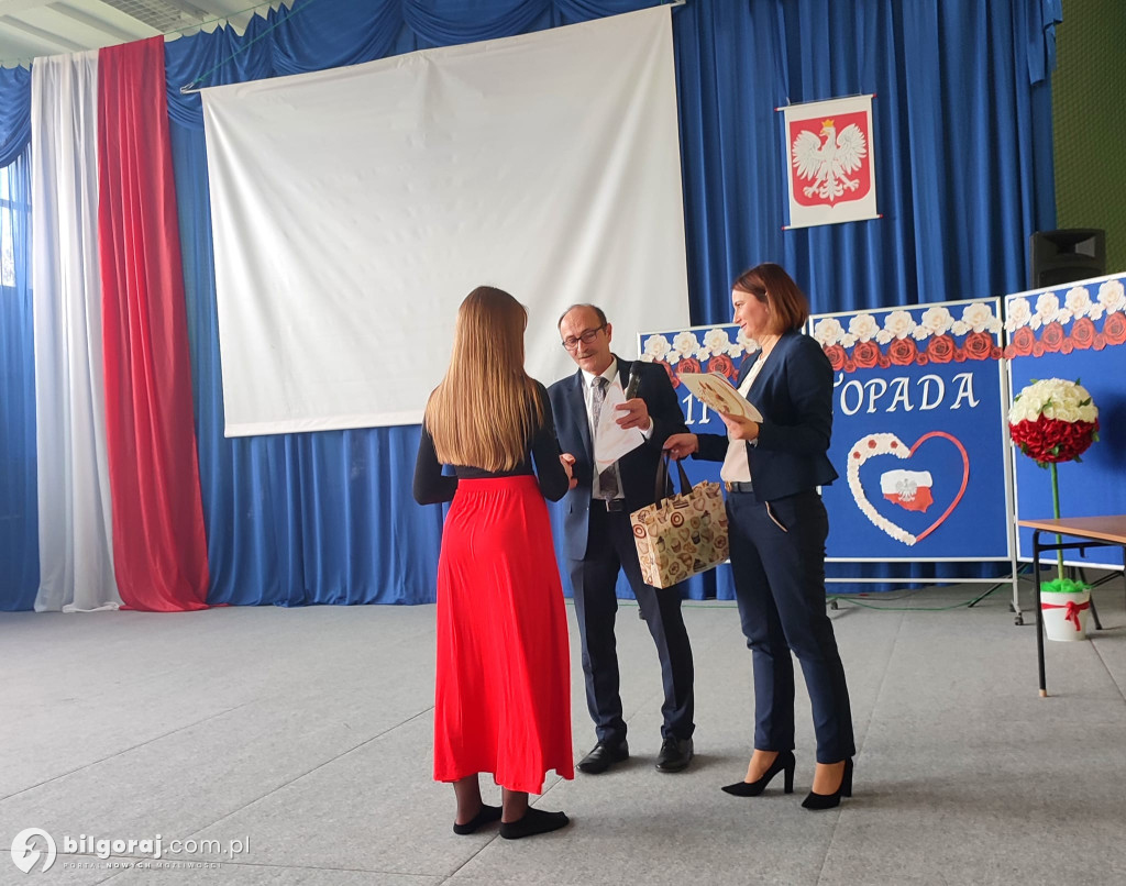 Beza z sosem malinowym symbolem niepodległości w ZSCKR Różańcu
