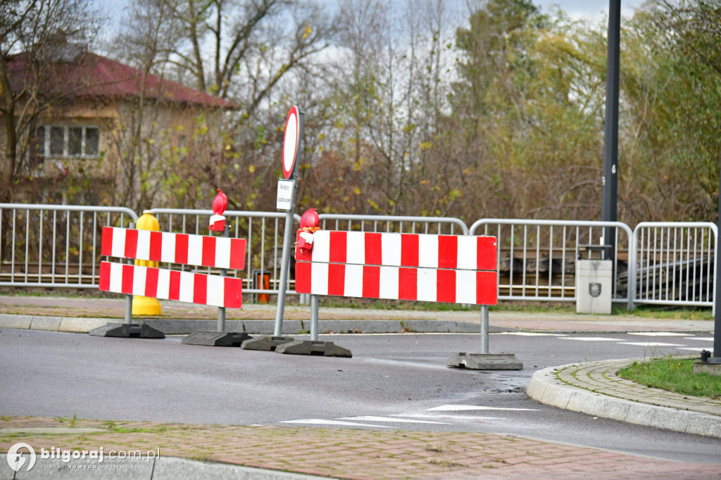 Biłgoraj. Prejazd kolejowy na Moiuszki zmaknięty. Trwają prace