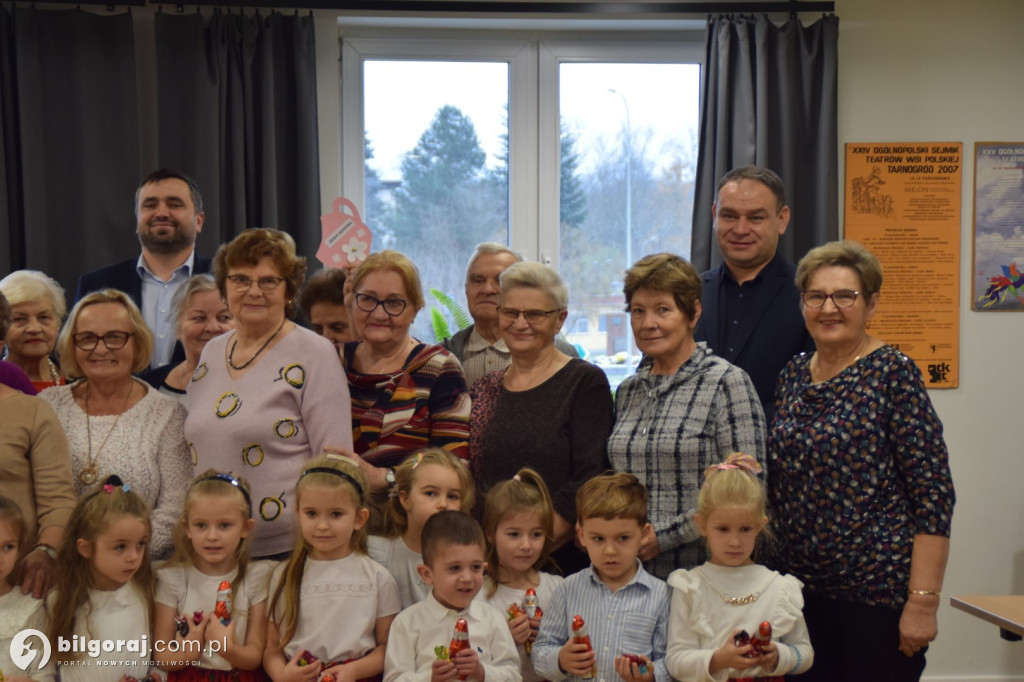 Przedszkolaki z Tarnogrodu tarnogrodzkim seniorom