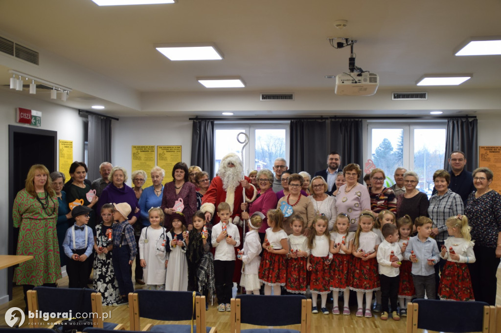 Przedszkolaki z Tarnogrodu tarnogrodzkim seniorom