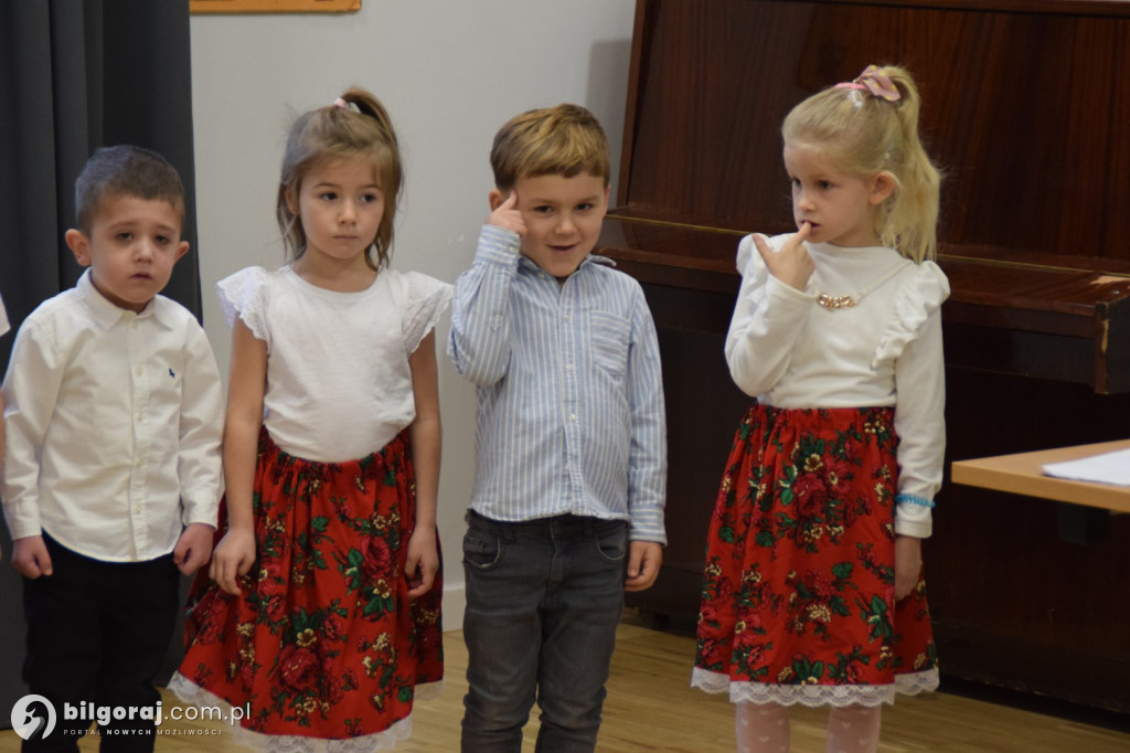 Przedszkolaki z Tarnogrodu tarnogrodzkim seniorom