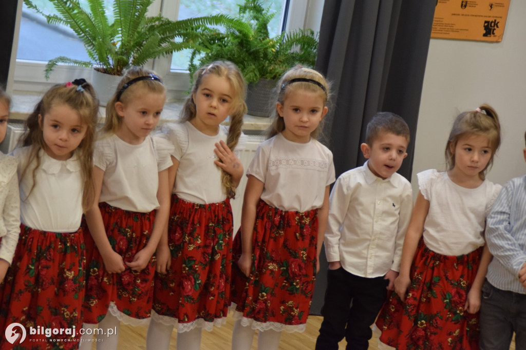 Przedszkolaki z Tarnogrodu tarnogrodzkim seniorom