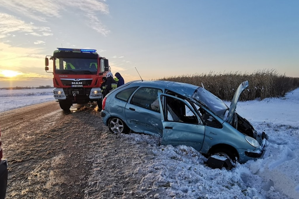 Ślisko na drodze. Citroen w rowie