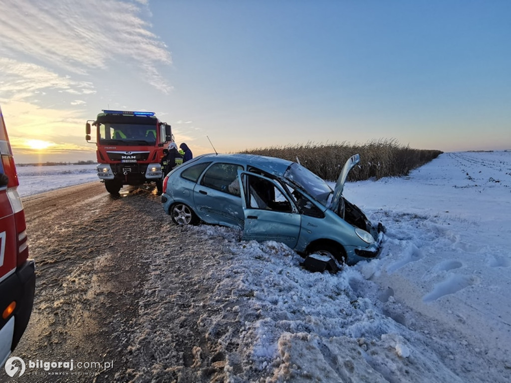 Ślisko na drodze. Citroen w rowie