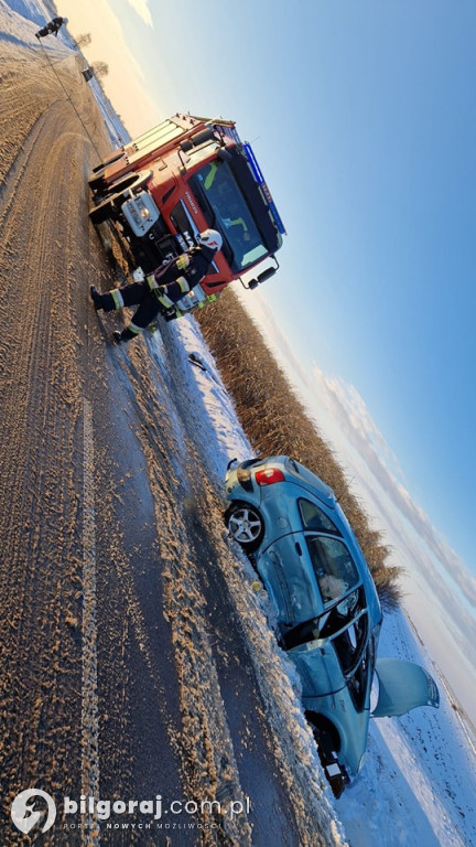 Ślisko na drodze. Citroen w rowie