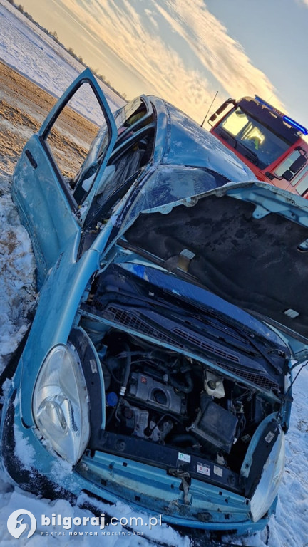Ślisko na drodze. Citroen w rowie