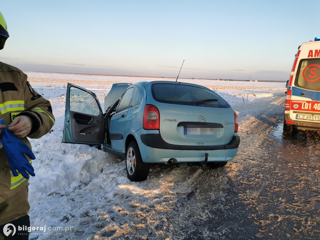 Ślisko na drodze. Citroen w rowie