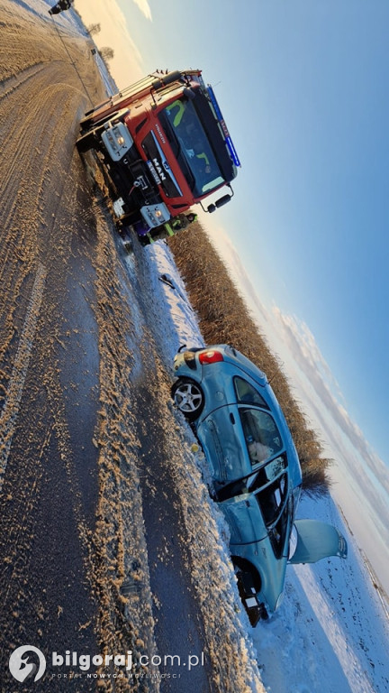 Ślisko na drodze. Citroen w rowie