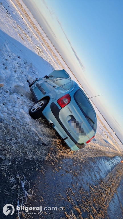 Ślisko na drodze. Citroen w rowie