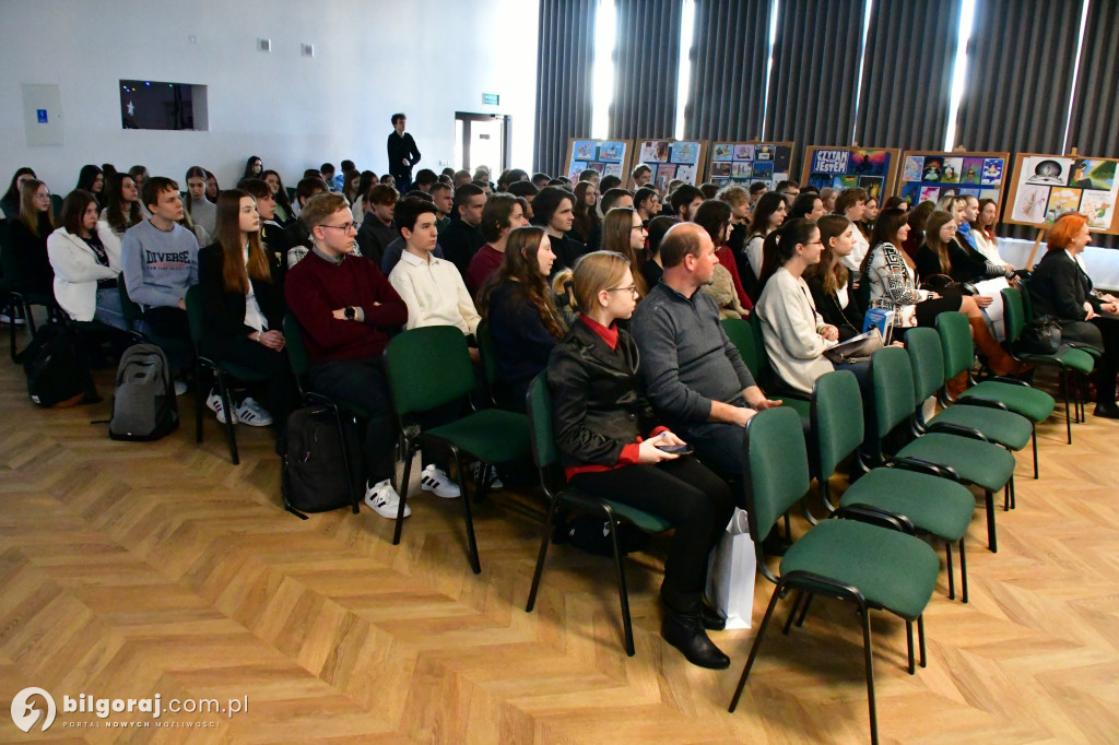 Czytanie książek wyrazili w PIXEL-Ach