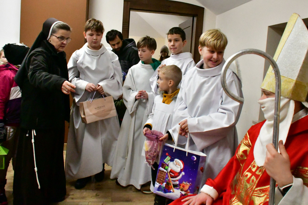 Św. Mikołaj odwiedził kościół św. Jerzego w Biłgoraju i obdarował dzieci