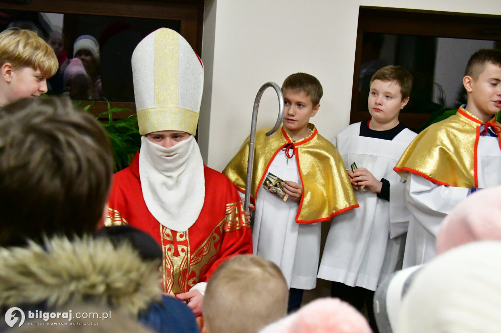Św. Mikołaj odwiedził kościół św. Jerzego w Biłgoraju i obdarował dzieci