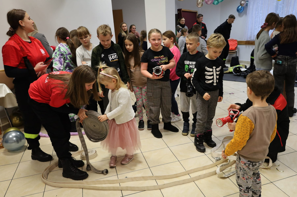 Młodzieżowa Drużyna Pożarnicza uświetniła Bal Mikołajkowy
