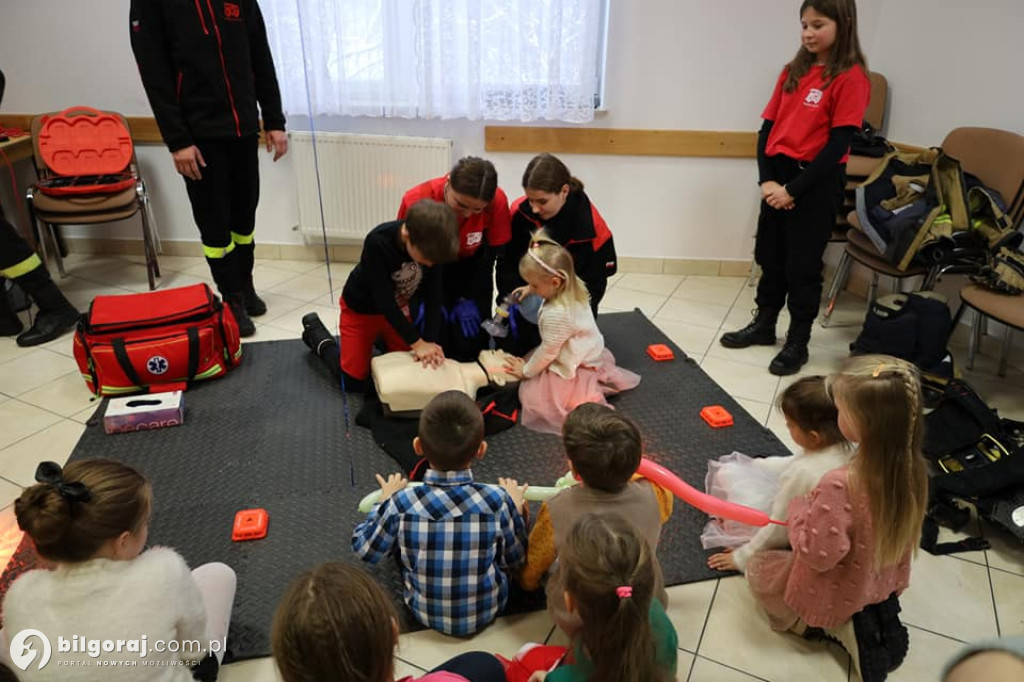 Młodzieżowa Drużyna Pożarnicza uświetniła Bal Mikołajkowy