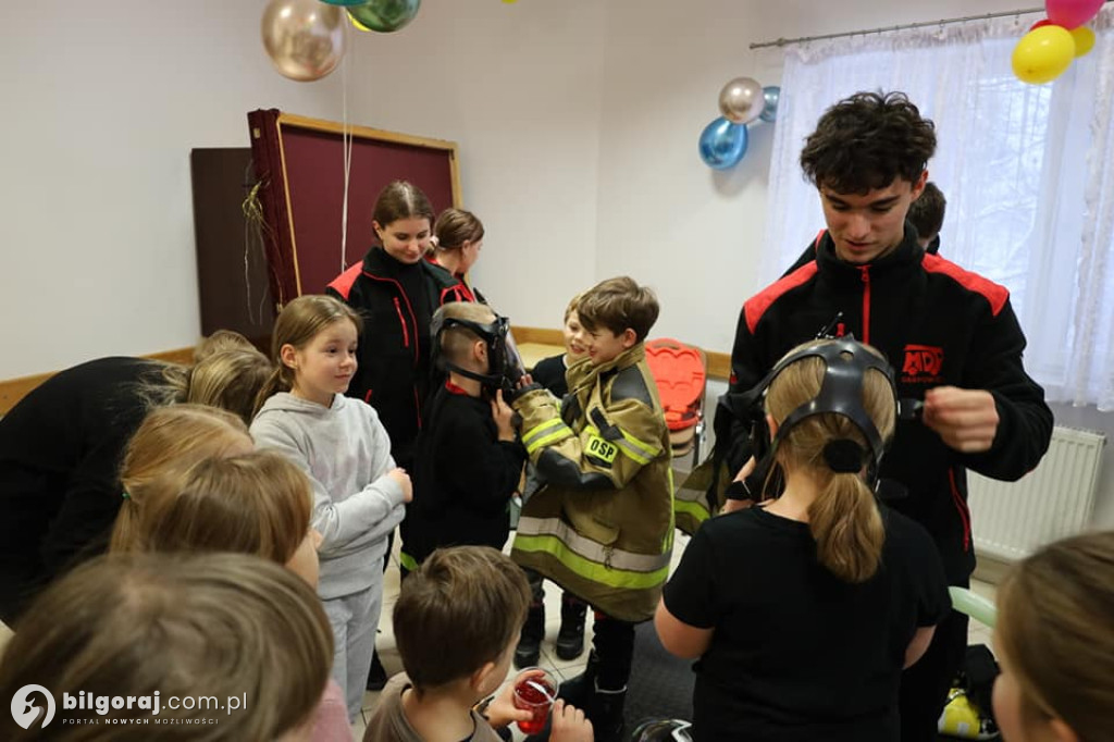 Młodzieżowa Drużyna Pożarnicza uświetniła Bal Mikołajkowy