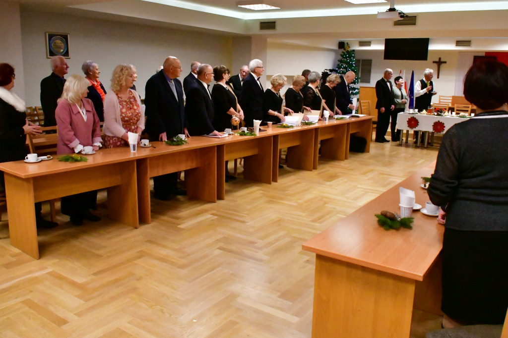 Spotkanie wigilijne członków UTW Biłgoraj. Były kolędy, opłatek i serdeczność
