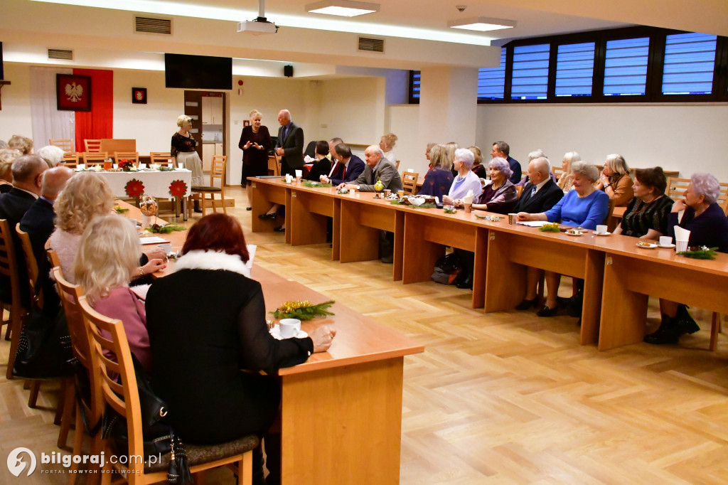 Spotkanie wigilijne członków UTW Biłgoraj. Były kolędy, opłatek i serdeczność
