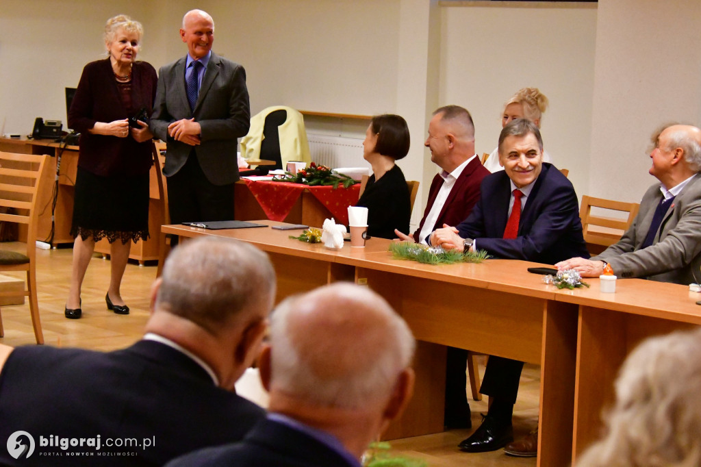 Spotkanie wigilijne członków UTW Biłgoraj. Były kolędy, opłatek i serdeczność