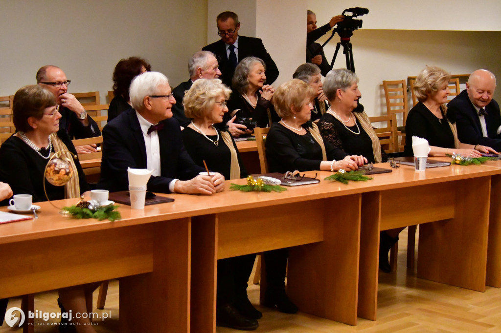 Spotkanie wigilijne członków UTW Biłgoraj. Były kolędy, opłatek i serdeczność