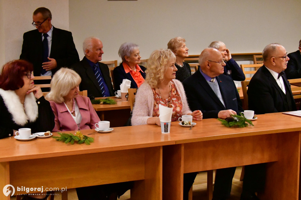 Spotkanie wigilijne członków UTW Biłgoraj. Były kolędy, opłatek i serdeczność