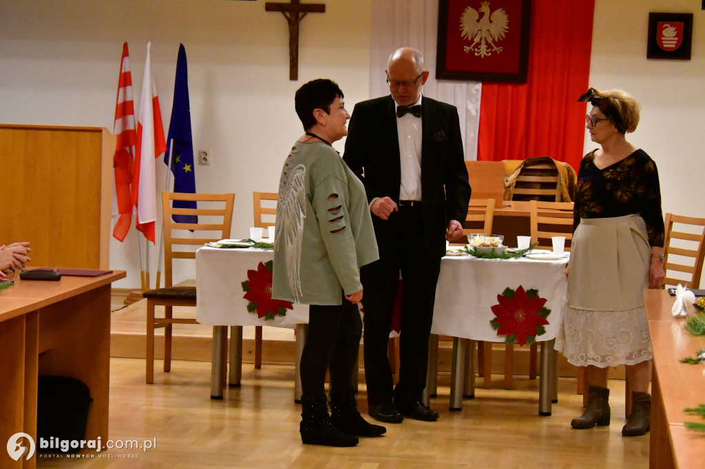 Spotkanie wigilijne członków UTW Biłgoraj. Były kolędy, opłatek i serdeczność