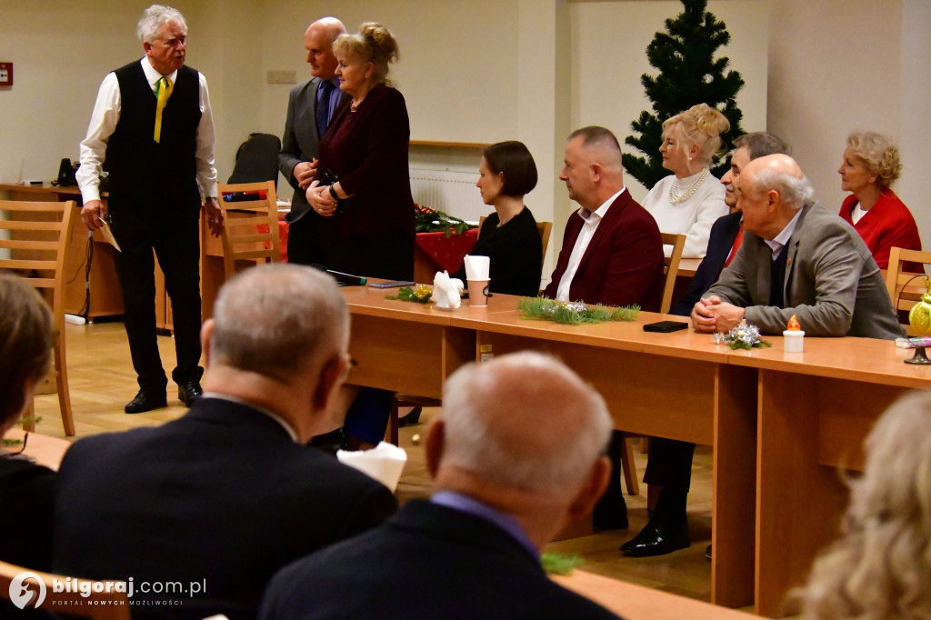 Spotkanie wigilijne członków UTW Biłgoraj. Były kolędy, opłatek i serdeczność