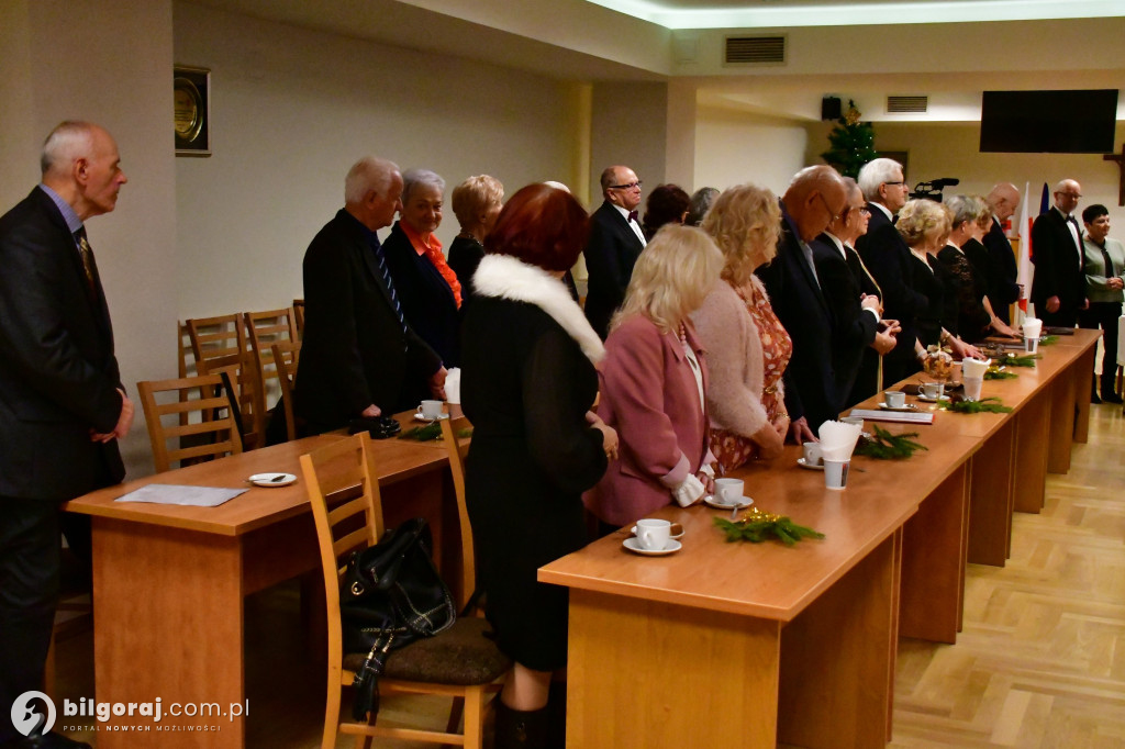 Spotkanie wigilijne członków UTW Biłgoraj. Były kolędy, opłatek i serdeczność