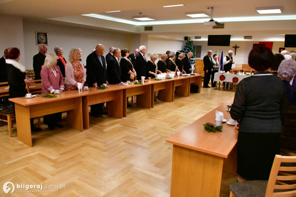 Spotkanie wigilijne członków UTW Biłgoraj. Były kolędy, opłatek i serdeczność