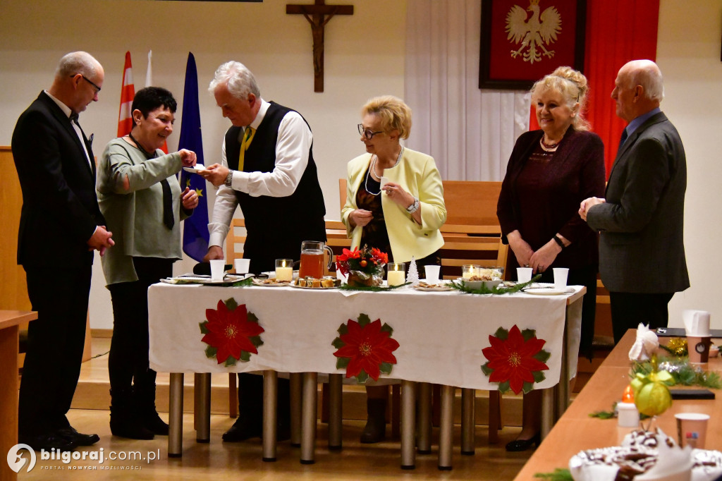Spotkanie wigilijne członków UTW Biłgoraj. Były kolędy, opłatek i serdeczność