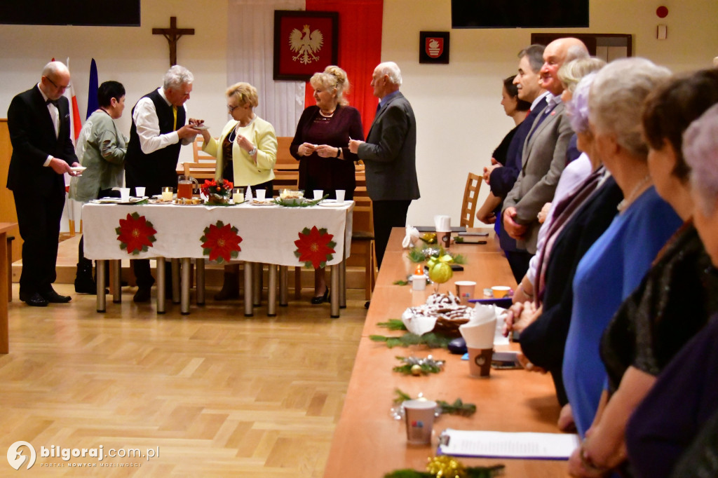 Spotkanie wigilijne członków UTW Biłgoraj. Były kolędy, opłatek i serdeczność