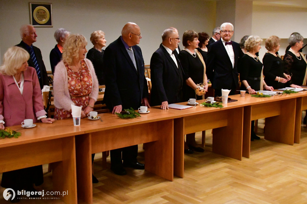 Spotkanie wigilijne członków UTW Biłgoraj. Były kolędy, opłatek i serdeczność