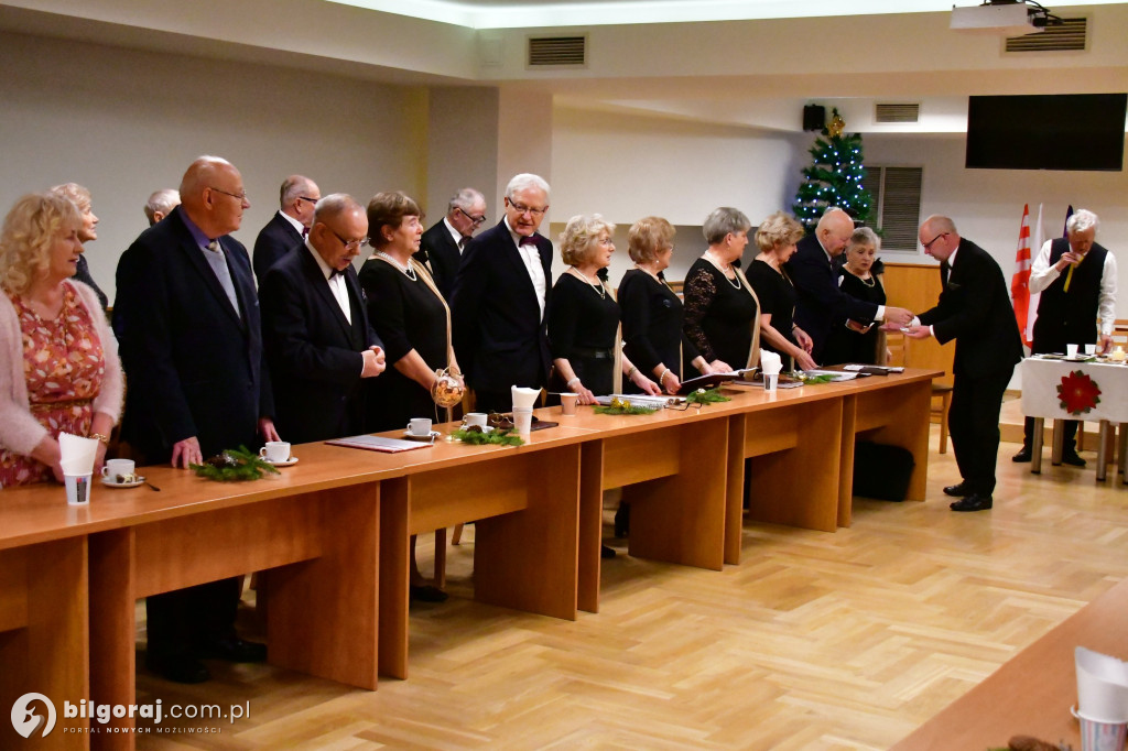 Spotkanie wigilijne członków UTW Biłgoraj. Były kolędy, opłatek i serdeczność