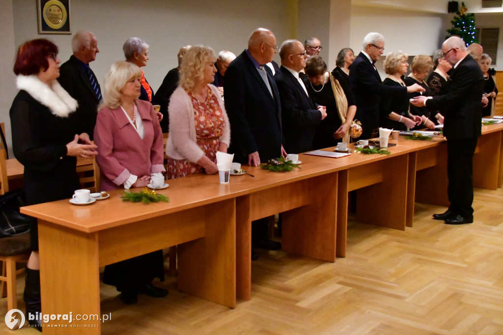 Spotkanie wigilijne członków UTW Biłgoraj. Były kolędy, opłatek i serdeczność