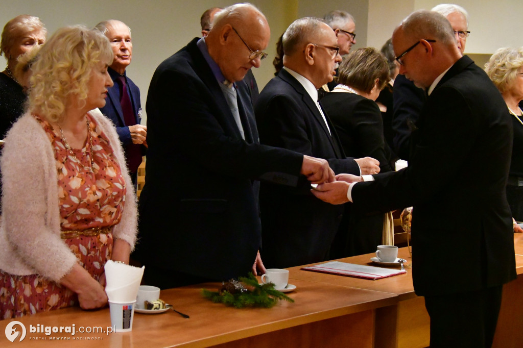 Spotkanie wigilijne członków UTW Biłgoraj. Były kolędy, opłatek i serdeczność