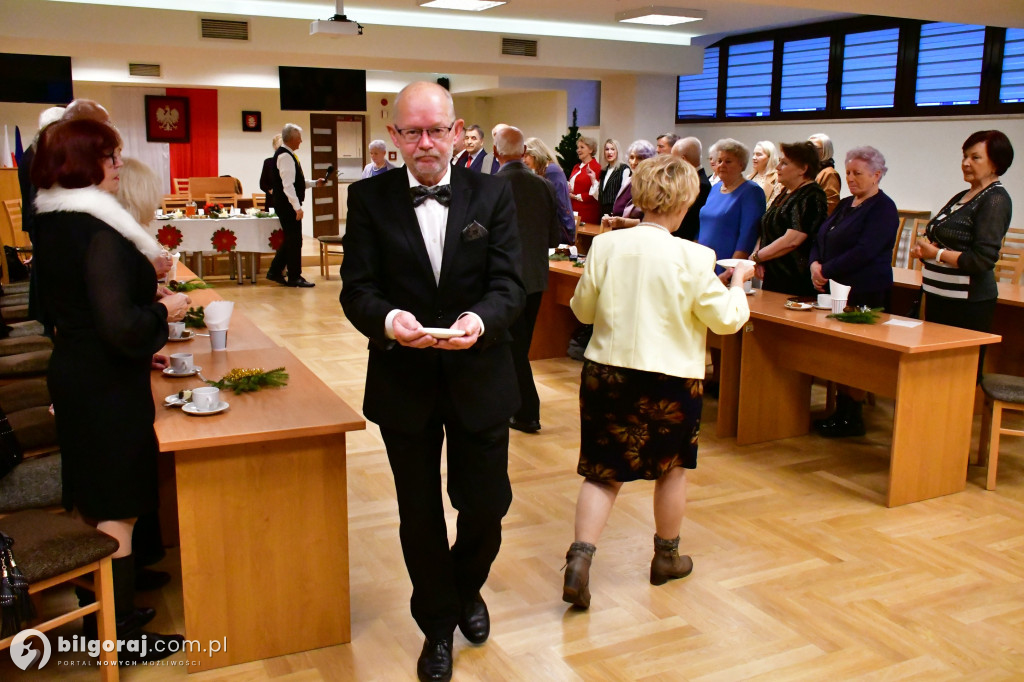 Spotkanie wigilijne członków UTW Biłgoraj. Były kolędy, opłatek i serdeczność