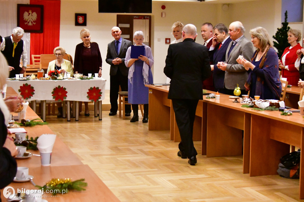 Spotkanie wigilijne członków UTW Biłgoraj. Były kolędy, opłatek i serdeczność