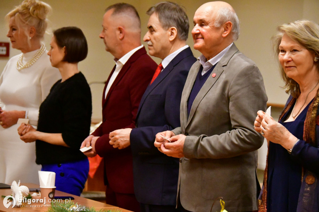 Spotkanie wigilijne członków UTW Biłgoraj. Były kolędy, opłatek i serdeczność