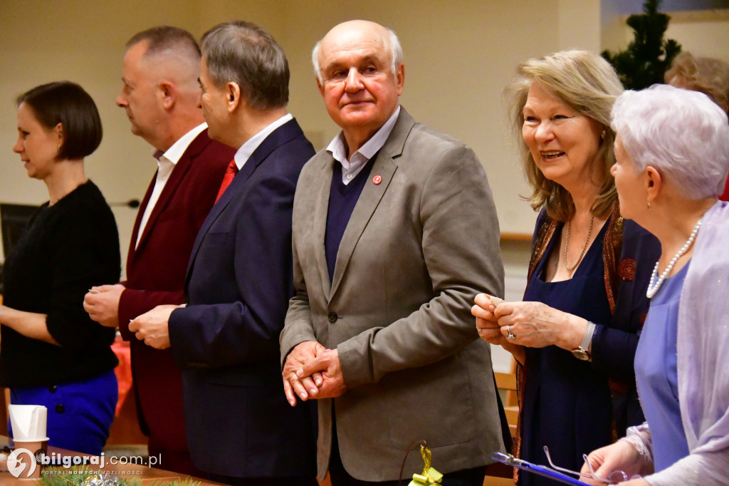 Spotkanie wigilijne członków UTW Biłgoraj. Były kolędy, opłatek i serdeczność