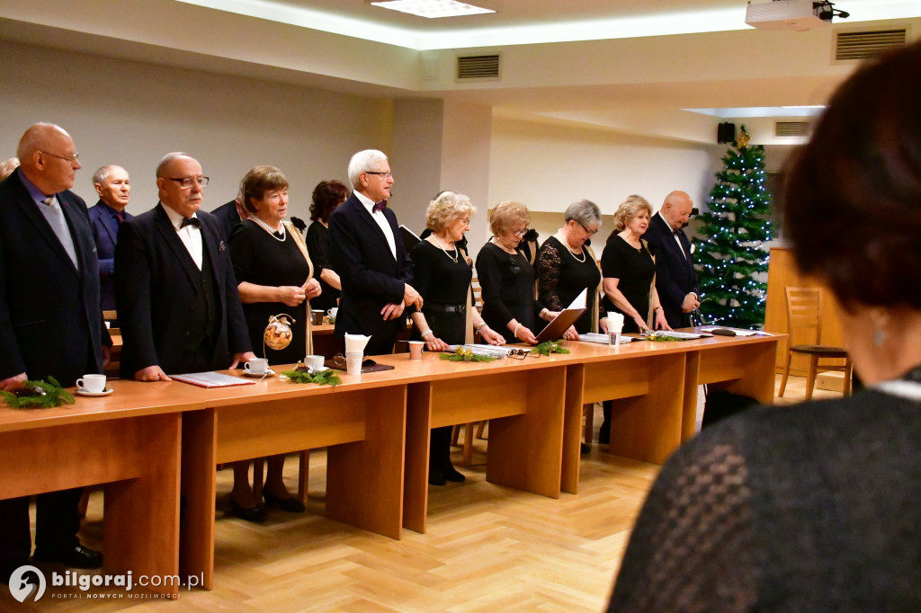 Spotkanie wigilijne członków UTW Biłgoraj. Były kolędy, opłatek i serdeczność