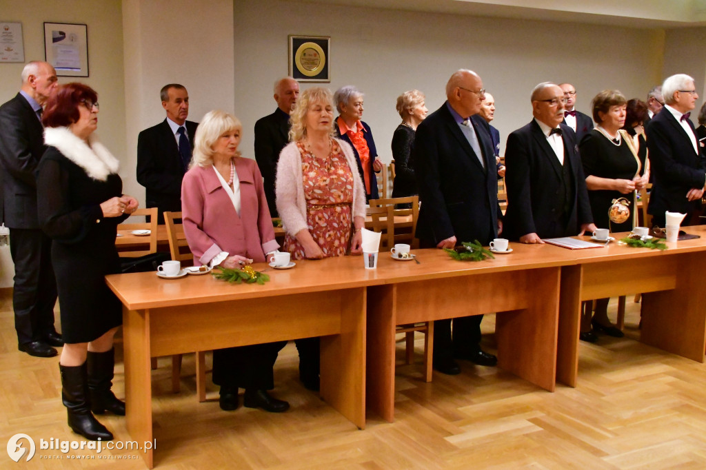 Spotkanie wigilijne członków UTW Biłgoraj. Były kolędy, opłatek i serdeczność