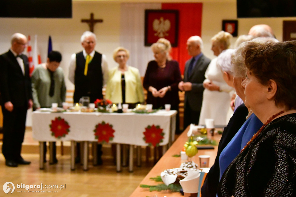 Spotkanie wigilijne członków UTW Biłgoraj. Były kolędy, opłatek i serdeczność