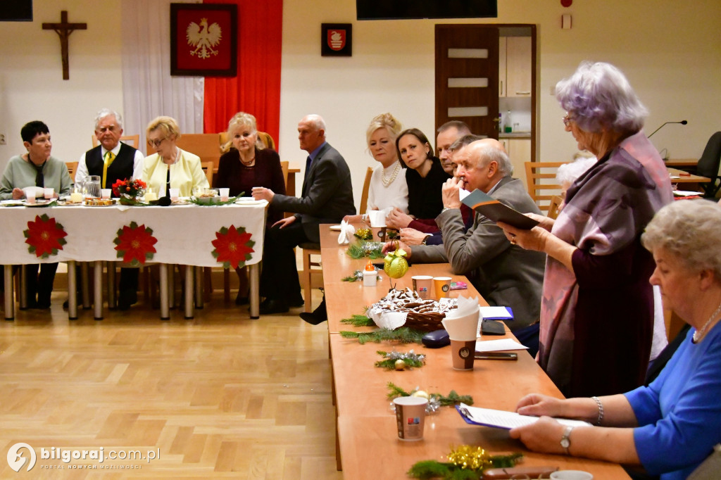 Spotkanie wigilijne członków UTW Biłgoraj. Były kolędy, opłatek i serdeczność