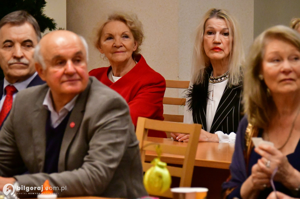 Spotkanie wigilijne członków UTW Biłgoraj. Były kolędy, opłatek i serdeczność