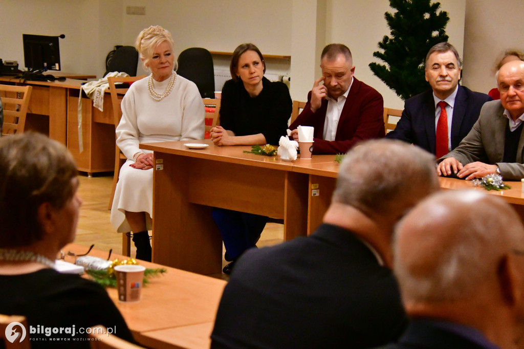 Spotkanie wigilijne członków UTW Biłgoraj. Były kolędy, opłatek i serdeczność