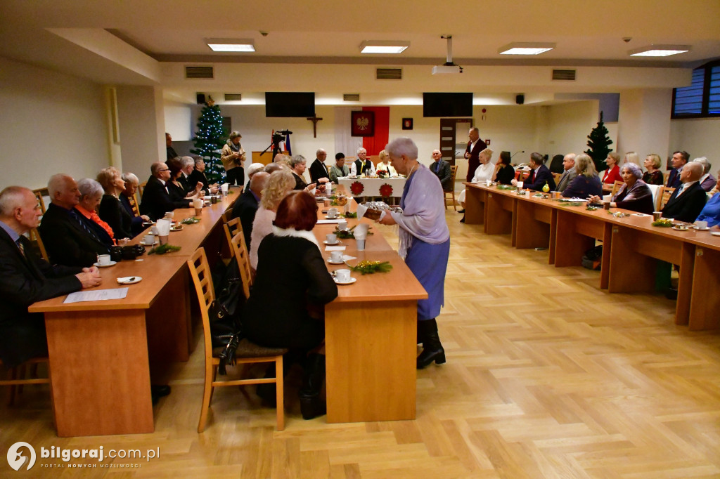 Spotkanie wigilijne członków UTW Biłgoraj. Były kolędy, opłatek i serdeczność