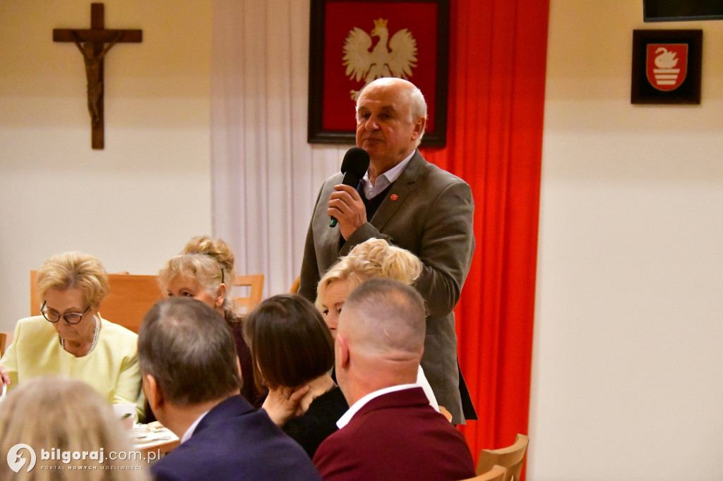 Spotkanie wigilijne członków UTW Biłgoraj. Były kolędy, opłatek i serdeczność