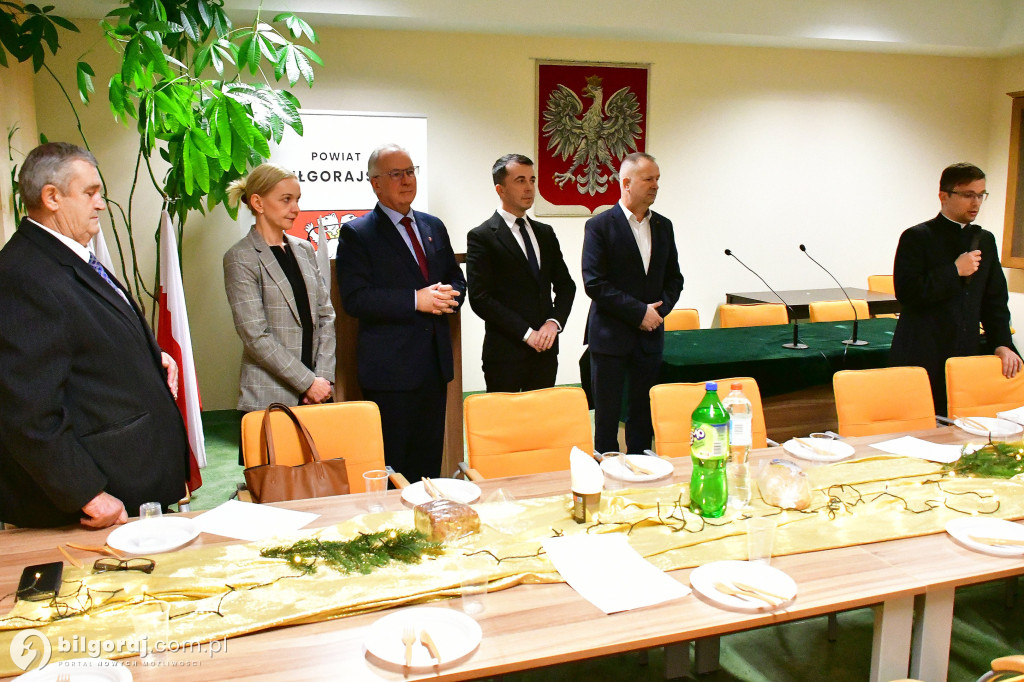 Członkowie SIRON-u połamali się opłatkiem. Były życzenia i kolędy