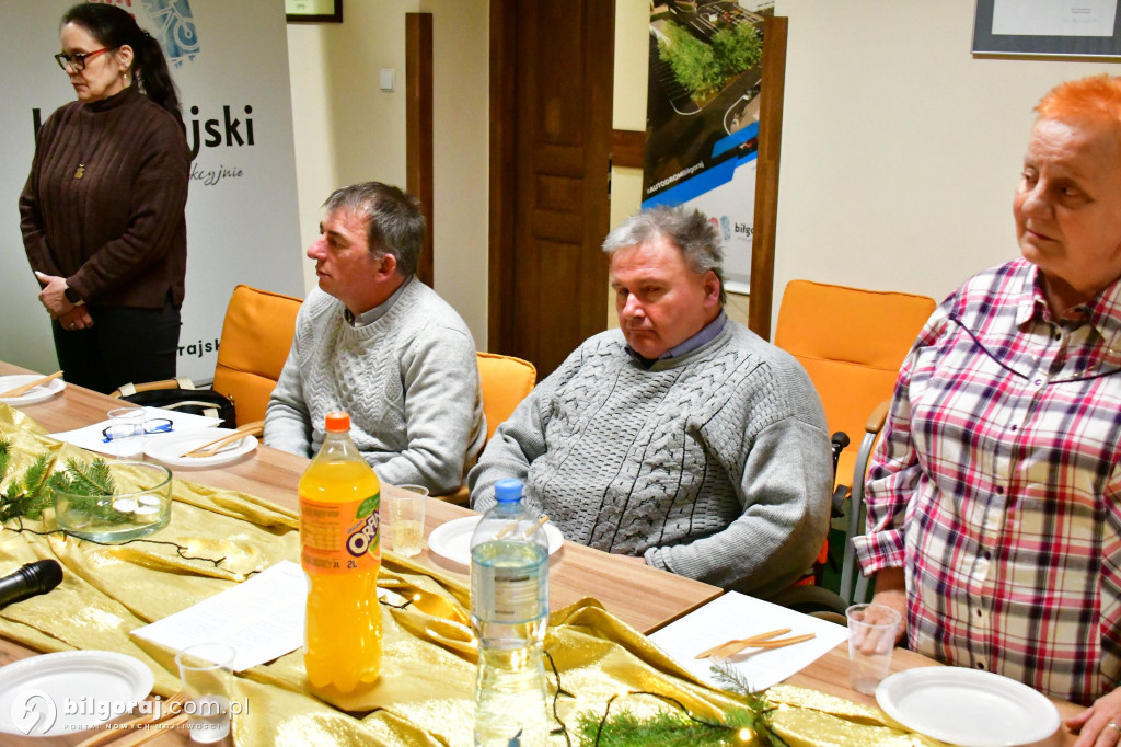 Członkowie SIRON-u połamali się opłatkiem. Były życzenia i kolędy
